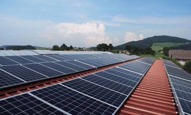 Acoperișul metalic și panourile fotovoltaice: ce trebuie să știi înainte de instalare?