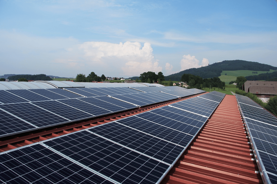 Acoperișul metalic și panourile fotovoltaice: ce trebuie să știi înainte de instalare?